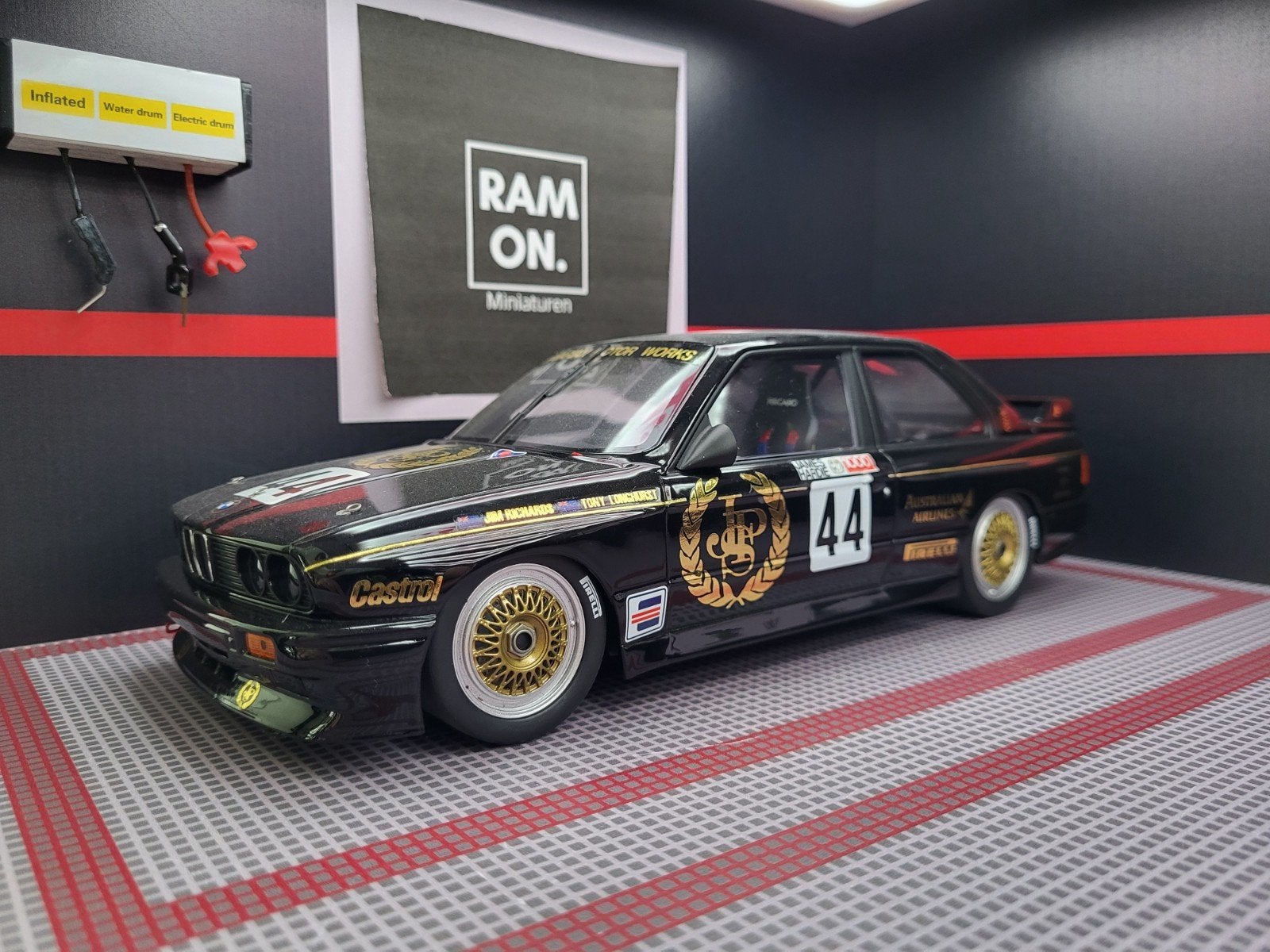 1/18 BMW E30 M3 JPS J.Richards, Hobby en Vrije tijd, Modelauto's | 1:18, Ophalen of Verzenden, Zo goed als nieuw, Auto, MiniChamps