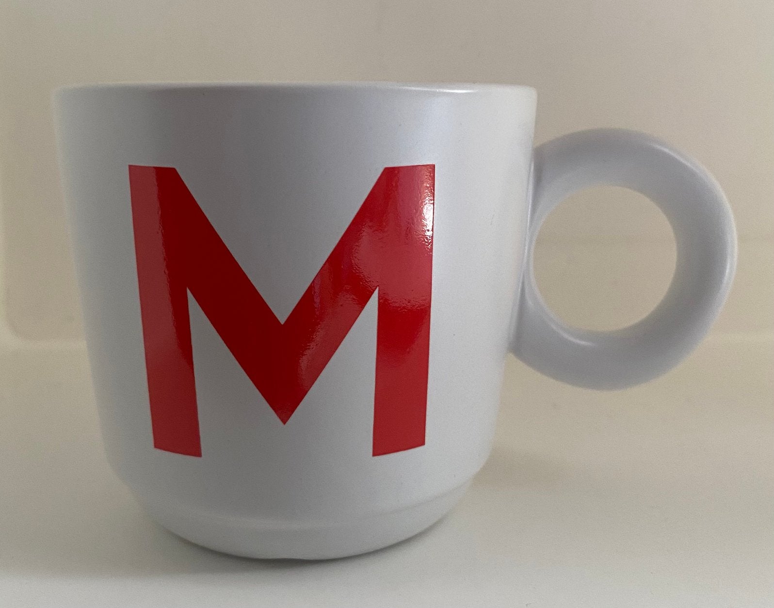 Hema mok met rode letter M op voorzijde. H. 8 cm., Overige merken, Zo goed als nieuw, Overige stijlen, Aardewerk