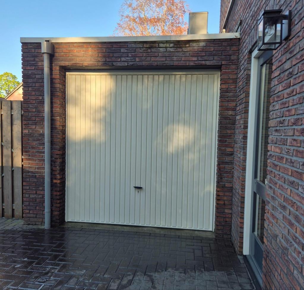 Zo goed als nieuwe garagedeur uit nieuwbouwhuis, Doe-het-zelf en Verbouw, Deuren en Horren, Ophalen, Garagedeur, Zo goed als nieuw
