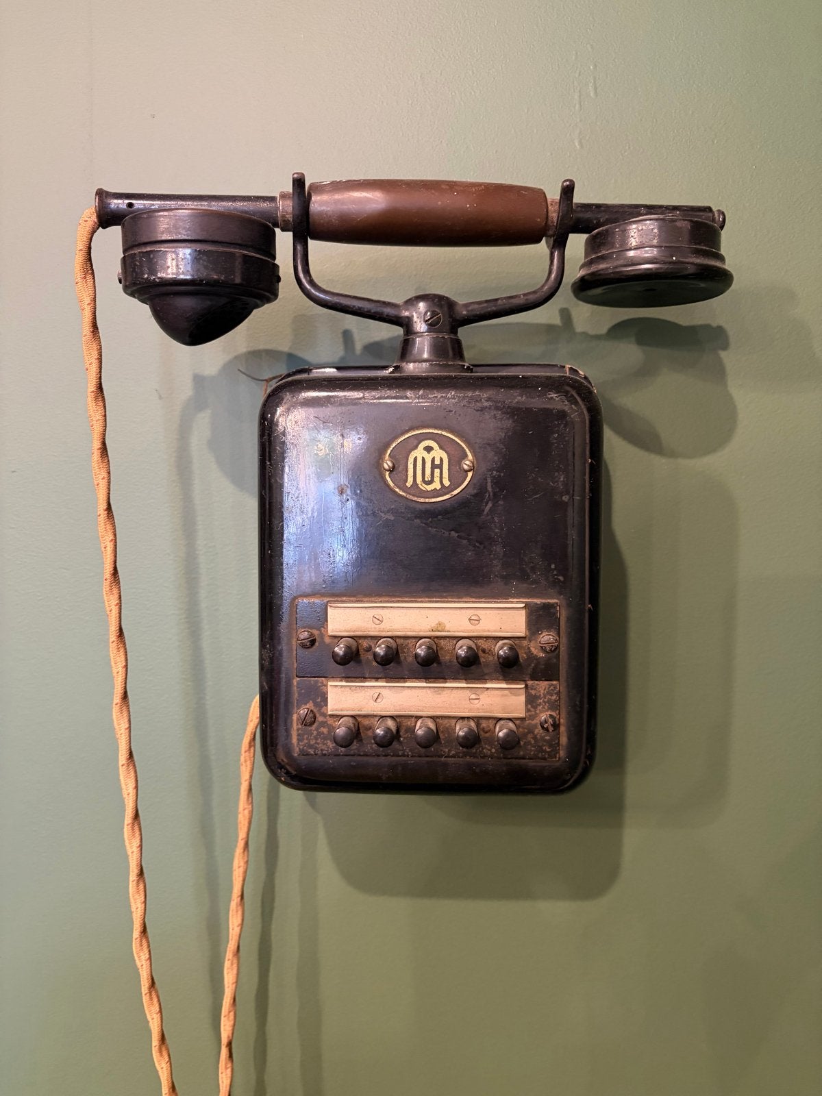 Antieke wandtelefoon met bakelieten hoorn, Telecommunicatie, Ophalen of Verzenden, Gebruikt, Bakeliet