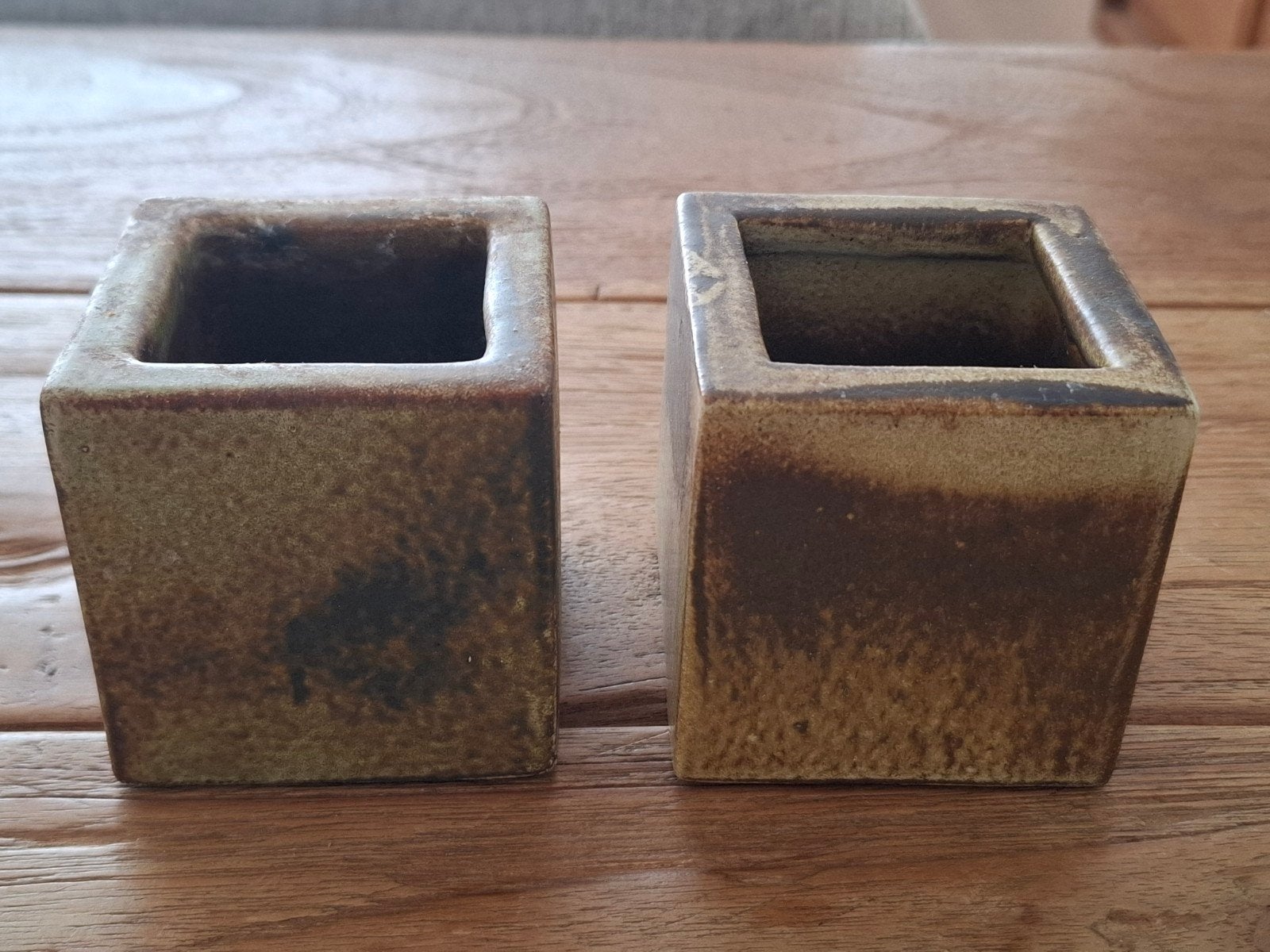 Twee kubusvormige Mobach vaasjes ca. 7 cm., Ophalen of Verzenden