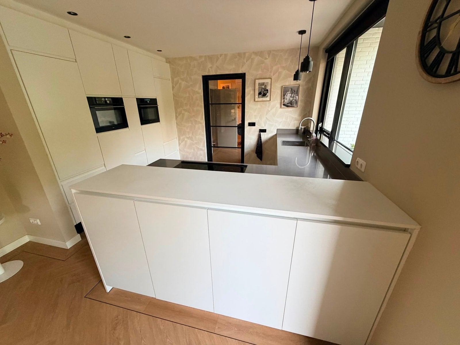 Complete hoekkeuken met prachtige inbouwwand - mat wit, Huizen en Kamers, Kamers te huur