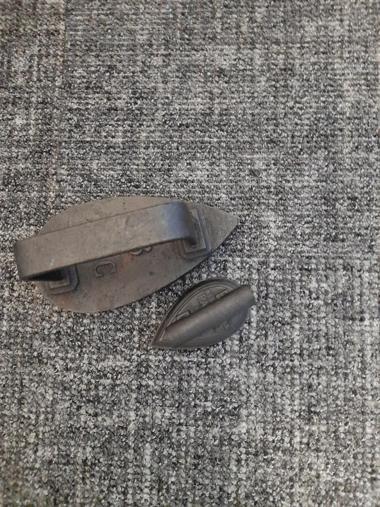2 Antieke Strijkboutjes voor Kappen - Decoratief, Antiek en Kunst, Ophalen of Verzenden