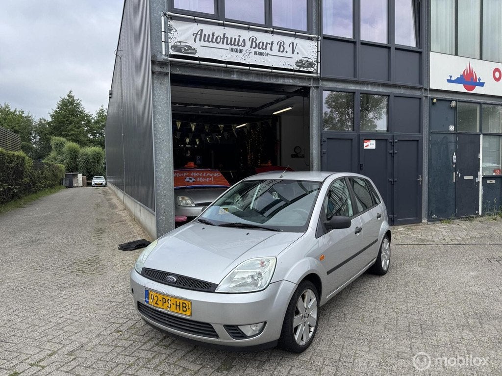 Ford Fiesta 1.4-16V Ambiente Automaat! Airco! APK! NAP Logis, Auto's, Stof, Zwart, 4 cilinders, Metallic lak