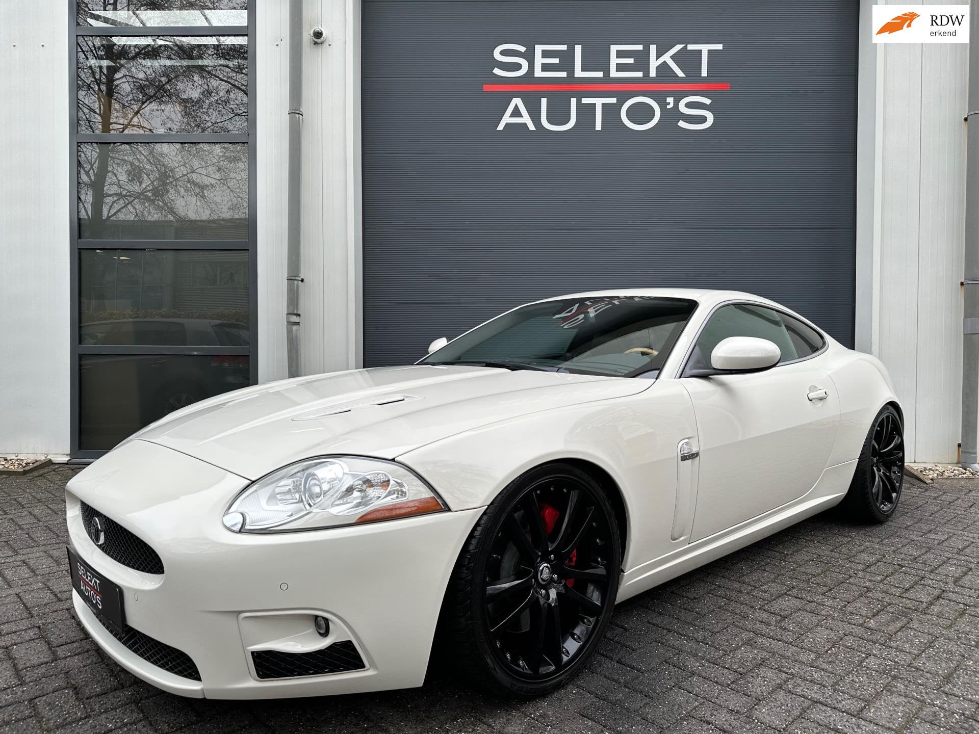 Jaguar XKR 4.2 V8 Coupé 416 Pk Supercharged Youngtimer Navi, Auto's, Jaguar, Dealer onderhouden, Gebruikt, Wit, Bedrijf