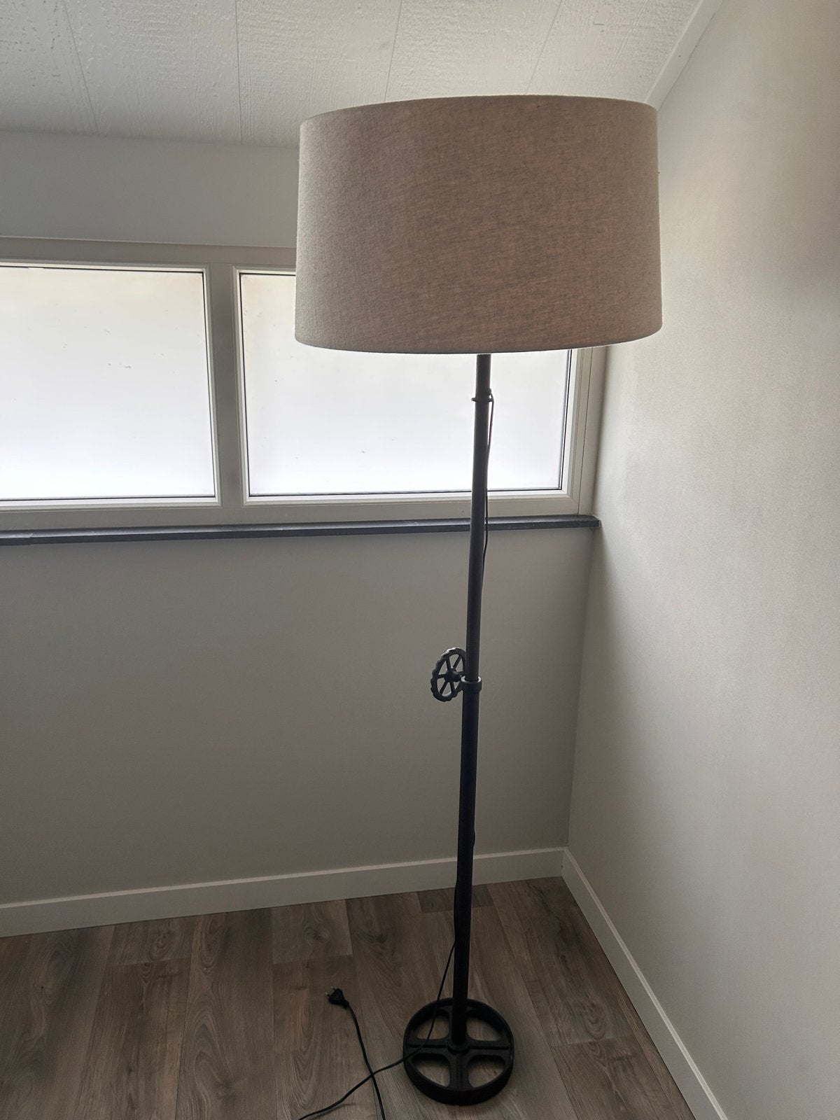 Verstelbare staande lamp met bruine paal en beige kap, Ophalen, Zo goed als nieuw, Metaal, 150 tot 200 cm