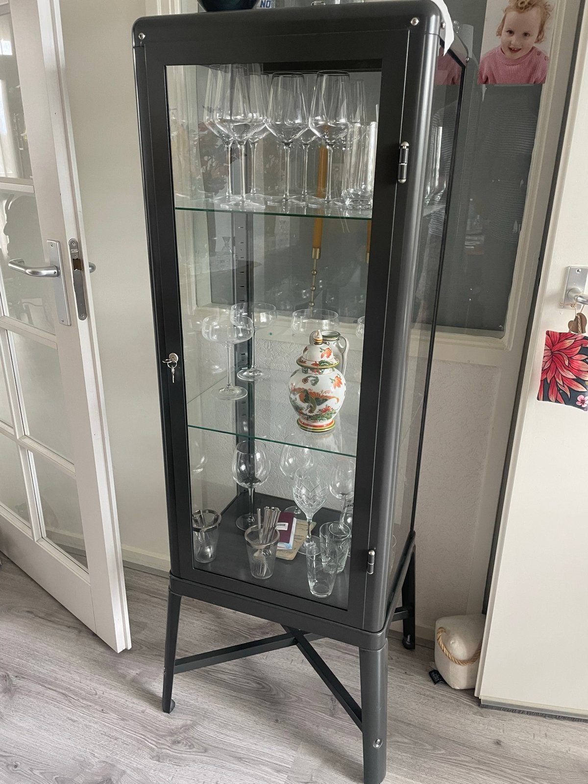 IKEA Fabrikör Vitrinekast - Donkergrijs met glazen planken, Ophalen, 50 tot 100 cm, Zo goed als nieuw, Metaal