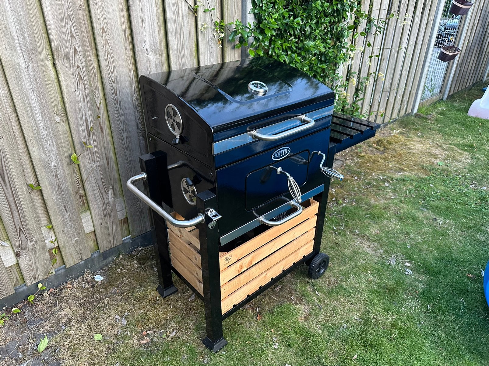 Boretti Carbone houtskoolbarbecue incl. hoes en houten krat, Ophalen, Zo goed als nieuw