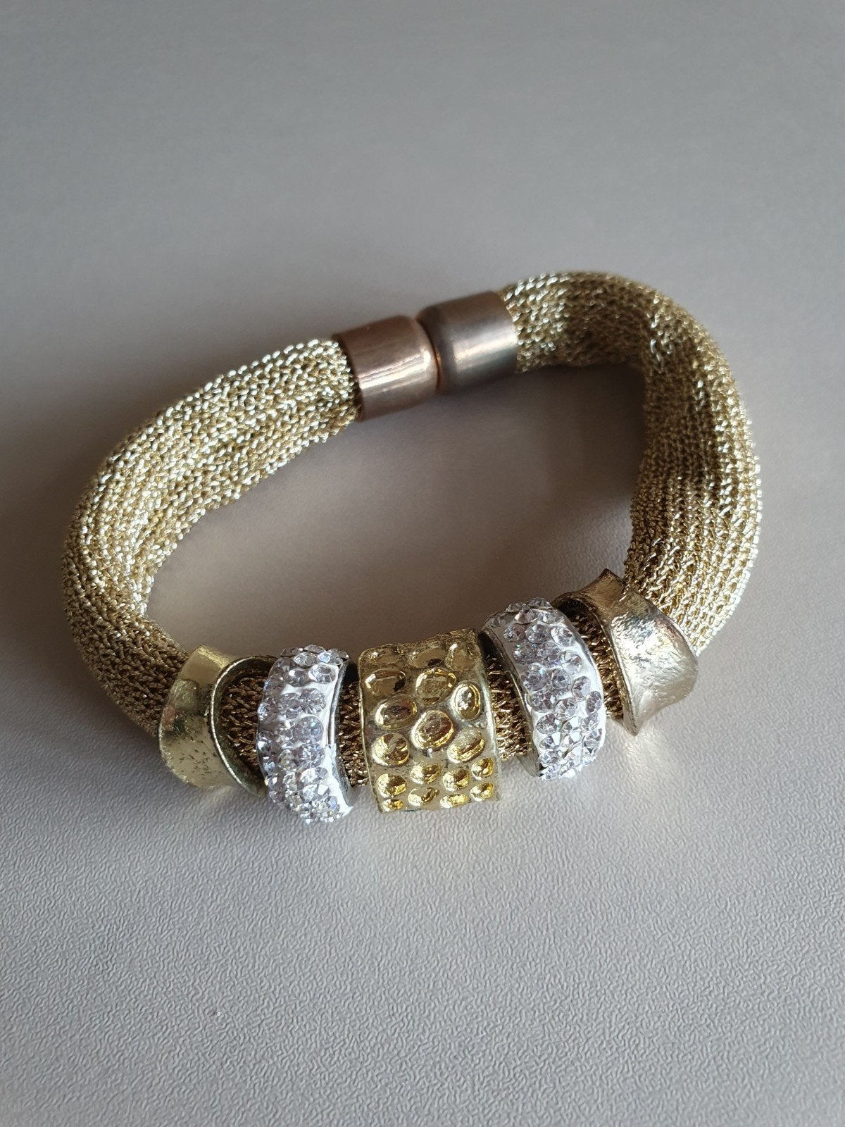 Gouden armband met bedels en strass, Overige materialen, Gebruikt, Met bedels of kralen, Ophalen of Verzenden