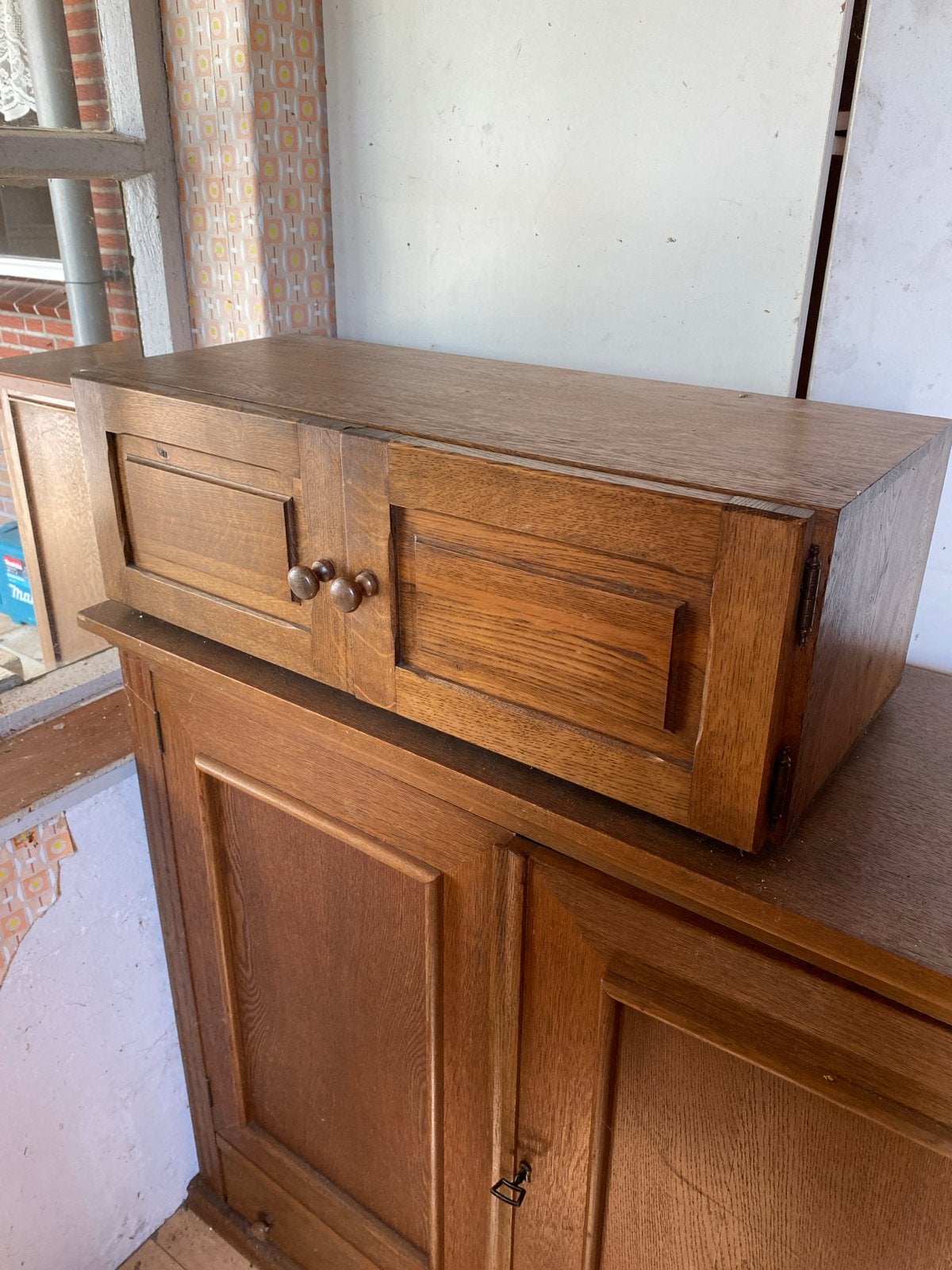 Vintage houten wandkastje met twee deuren, Antiek en Kunst, Ophalen
