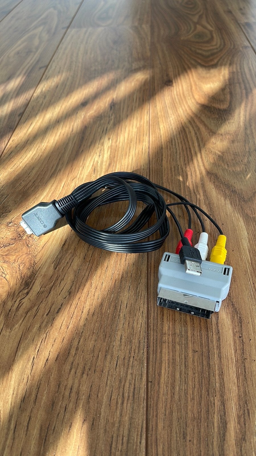 Sony PlayStation AV-kabel met SCART-adapter, Ophalen of Verzenden, Gebruikt, Voeding, Oplader of Kabel, PlayStation 1