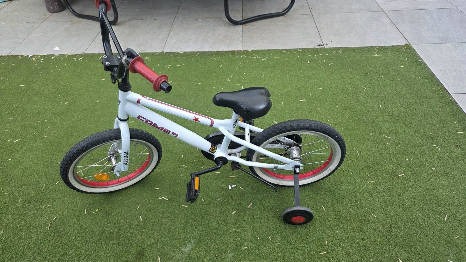 Kinderfiets Alpina Comet - Wit met rode accenten, Fietsen en Brommers, Ophalen, Zijwieltjes, Velgrem, Alpina