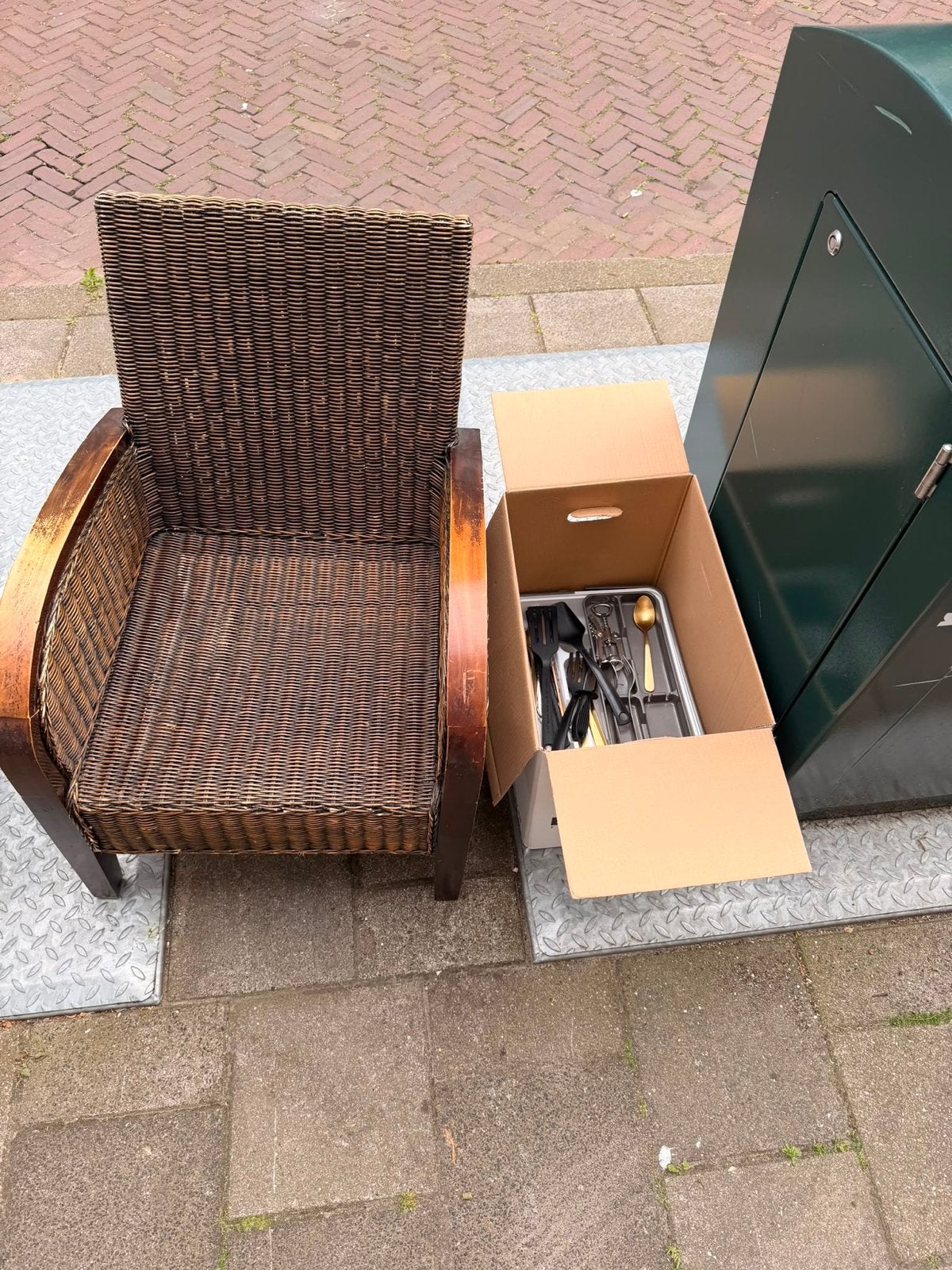 Gratis af te halen: Rotan stoel met houten frame, Huis en Inrichting, Stoelen, Ophalen, Gebruikt, Bruin, Eén