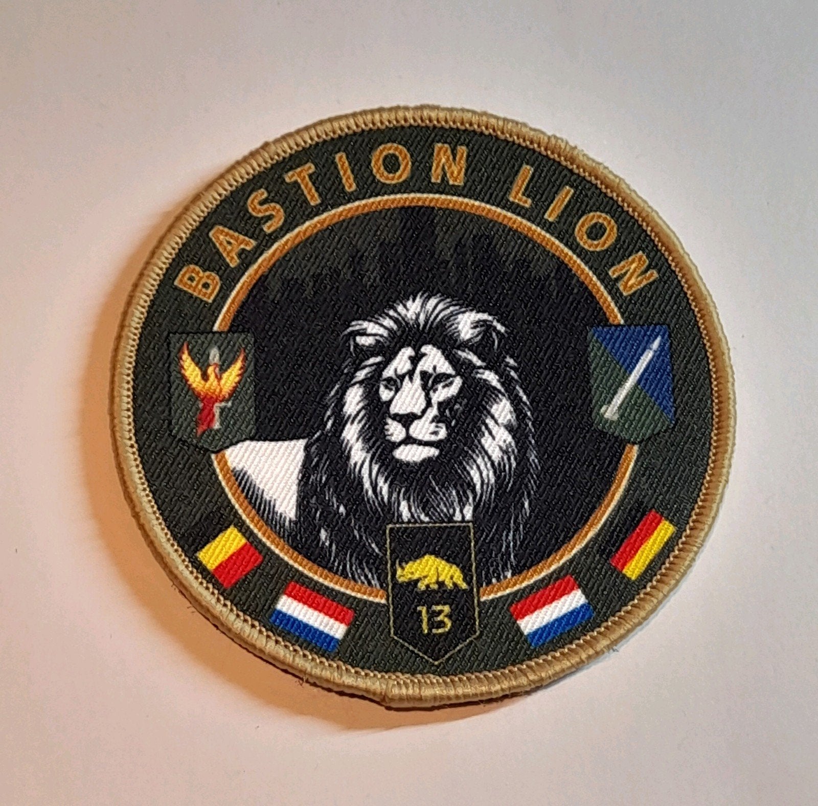 mouwembleem oefening bastion Lionel 13 lichte brigade, Verzamelen, Ophalen of Verzenden, Landmacht, Nederland, Embleem of Badge