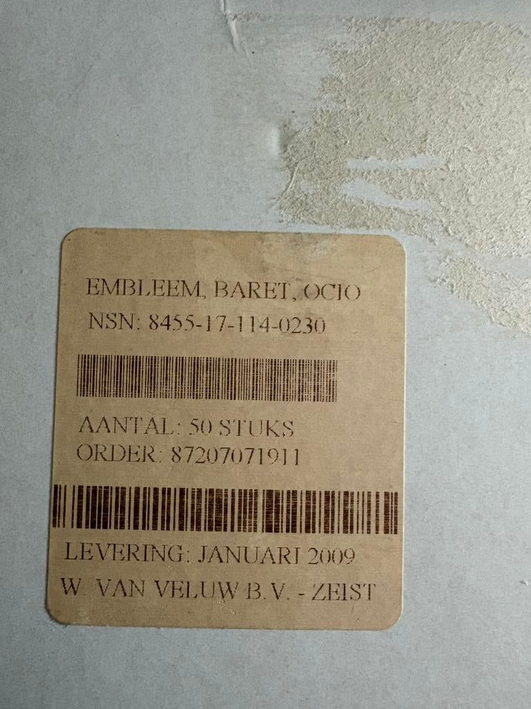 Doos met 50 baret emblemen OCIO, Verzamelen, Militaria | Algemeen, Ophalen, Landmacht, Nederland, Embleem of Badge