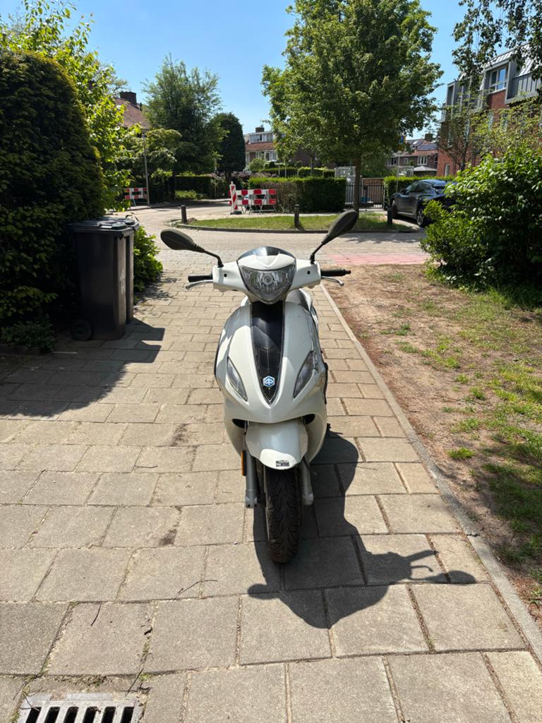 Piaggio Fly 2016 - wit - blauw kenteken, Ophalen, Gebruikt, Fly, Benzine
