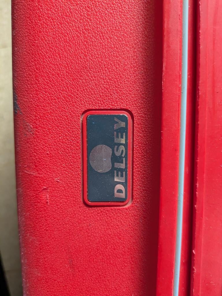 Delsey Koffer Rood - Handig en Duurzaam, Sieraden, Tassen en Uiterlijk, Koffers, Gebruikt, Hard kunststof, 45 tot 55 cm, Wieltjes