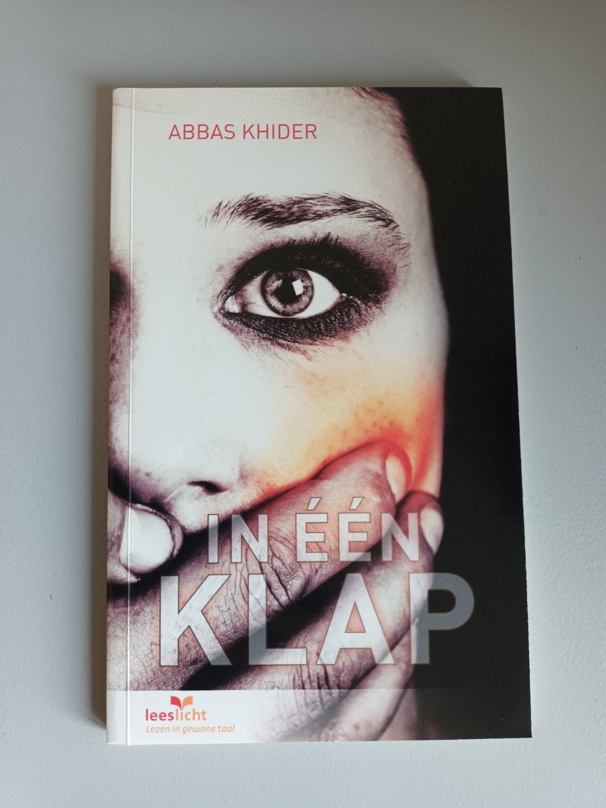 Abbas Khider In één klap boek in gewone makkelijke taal, Ophalen of Verzenden, Zo goed als nieuw, Abbas Khider