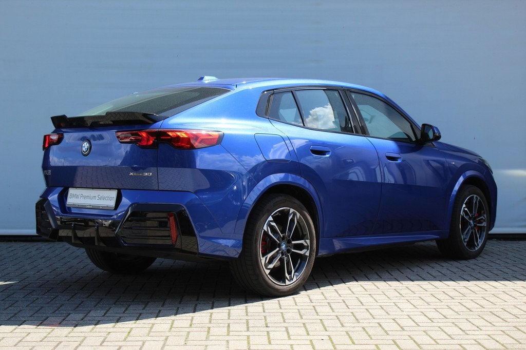 BMW iX2 xDrive30 M Sport / Sportstoelen / Comfort Access / H, Auto's, BMW, Automaat, Zwart, Met garantie (alle), Blauw