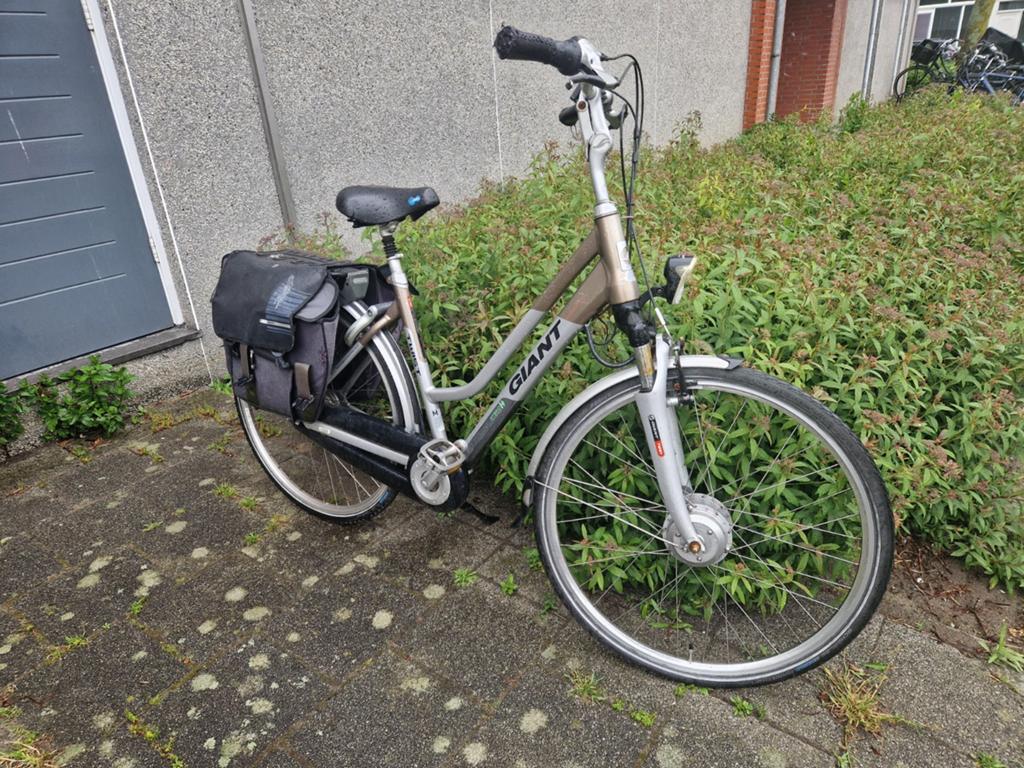 Giant elektrische fiets met fietstassen, Gebruikt, 51 tot 55 cm, 30 tot 50 km per accu, Giant
