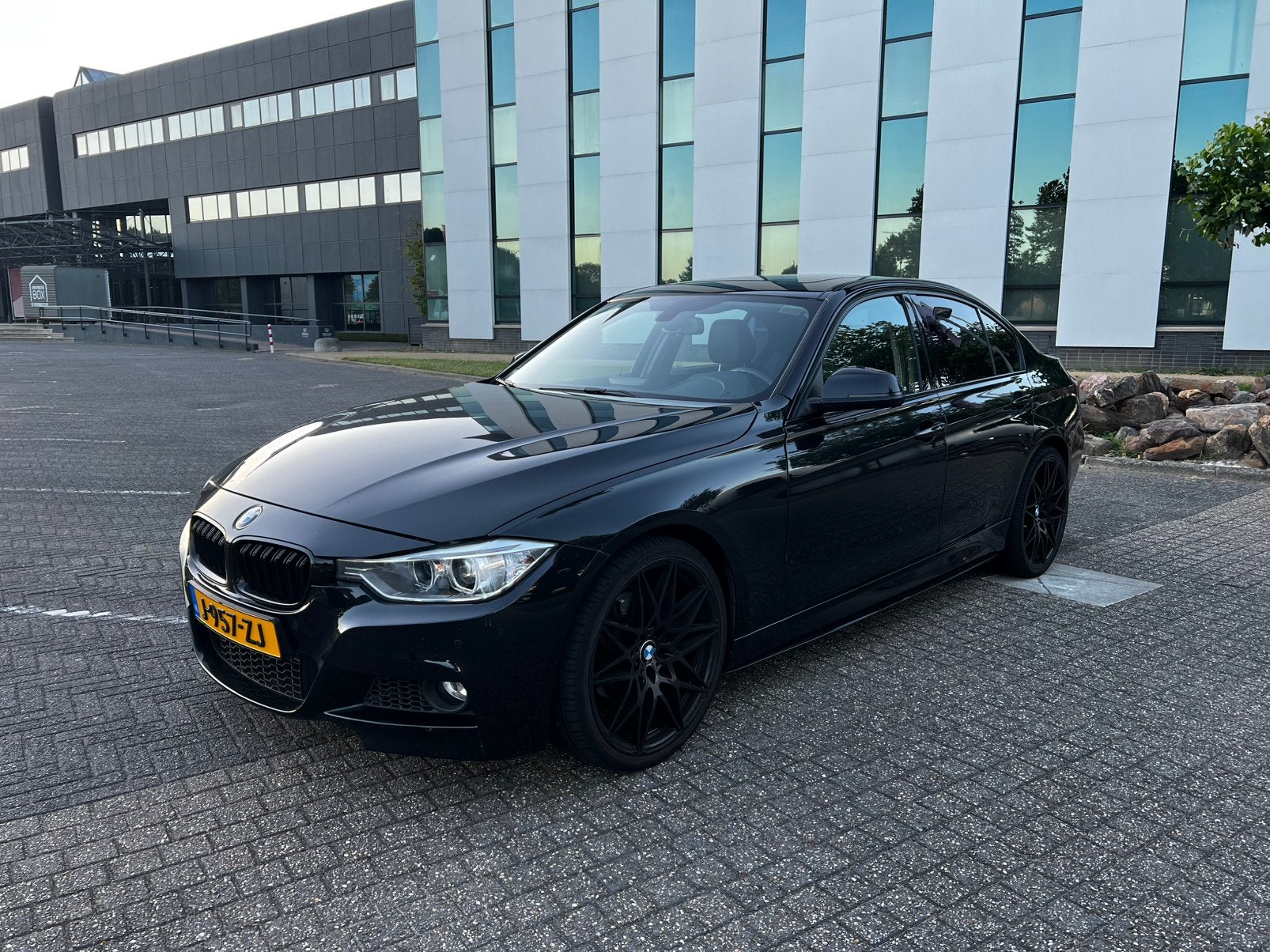 BMW 328i M Sport Automaat Pano Dak 20” velgen CarPlay Leder, Automaat, Zwart, 4 cilinders, 1435 kg