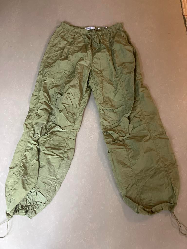 Groene elastische parachute broek van Bershka, Lang, Gedragen, Groen, Ophalen