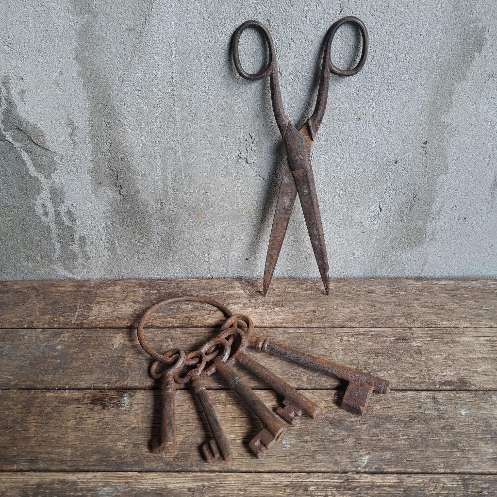 Oude brocante schaar sleutelbos aan ring sleutels *Etage3*, Huis en Inrichting, Woonaccessoires | Overige, Gebruikt, Ophalen of Verzenden