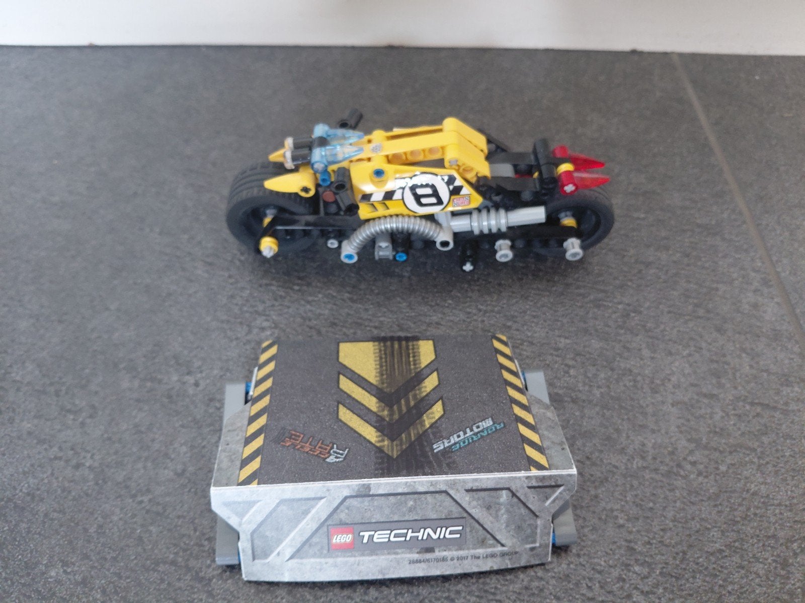 Lego technic 42058 Stunt Bike + schans en instructies, Lego, Compleet, Ophalen of Verzenden, Zo goed als nieuw