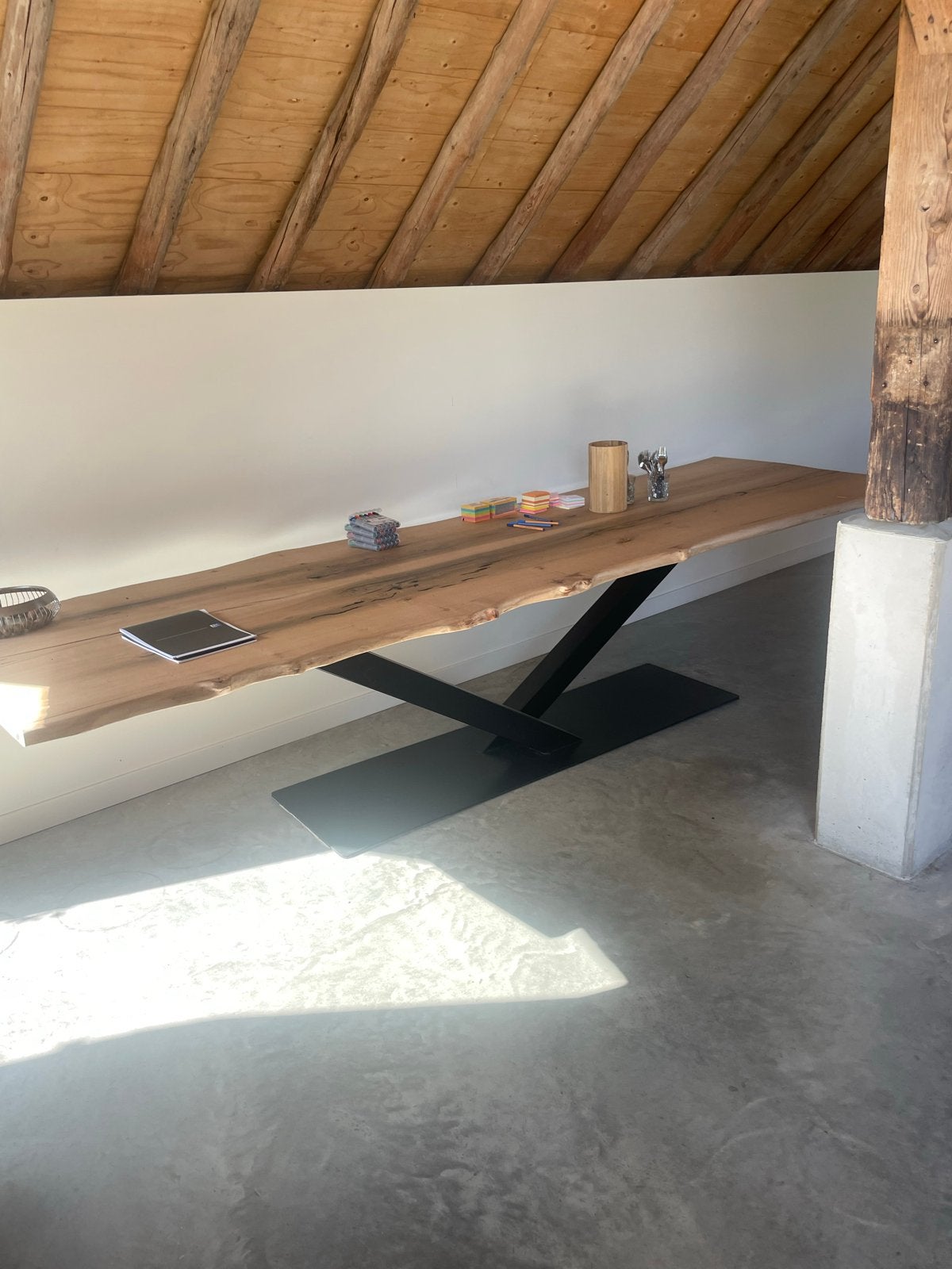 Massief eikenhouten tafel met stalen onderstel, Ophalen, 100 tot 150 cm, Eikenhout, 200 cm of meer
