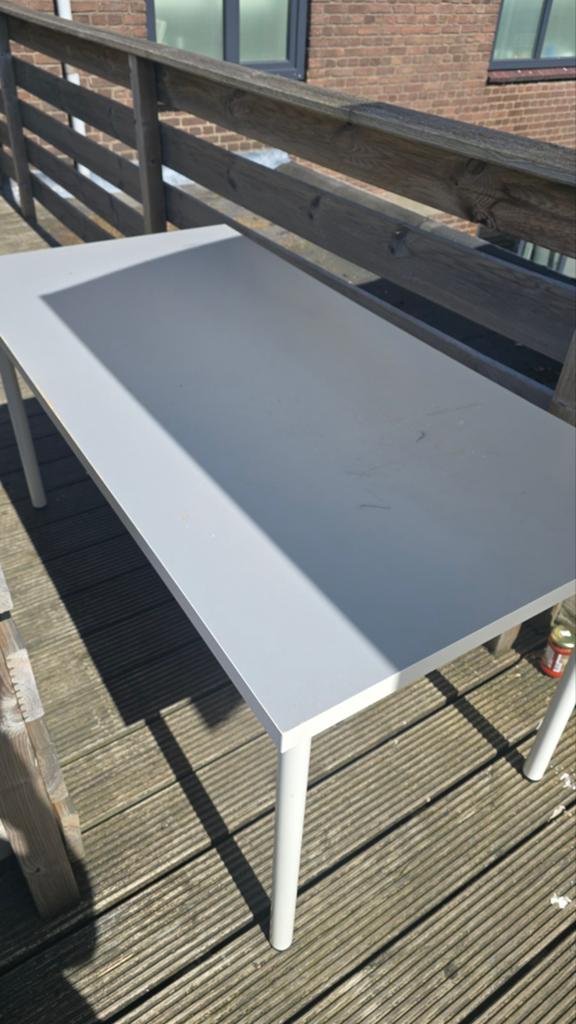 Ikea rechthoekige tafel met metalen poten, Huis en Inrichting, Tafels | Eettafels, Modern en functioneel, Gebruikt, 100 tot 150 cm