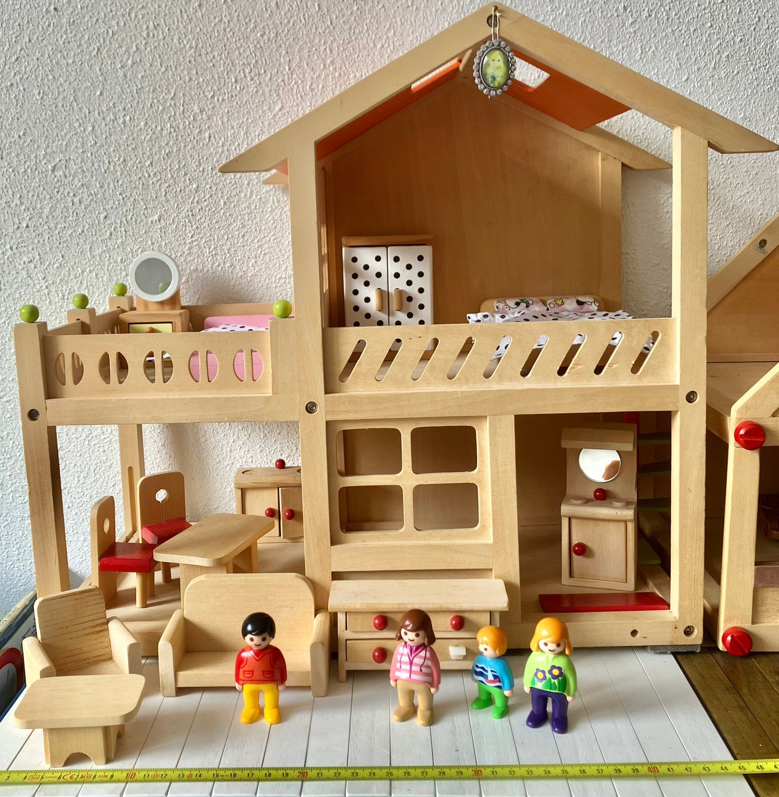 Houten poppenhuis met poppetjes en leeg huis/garage zie info, Ophalen, Zo goed als nieuw, Poppenhuis