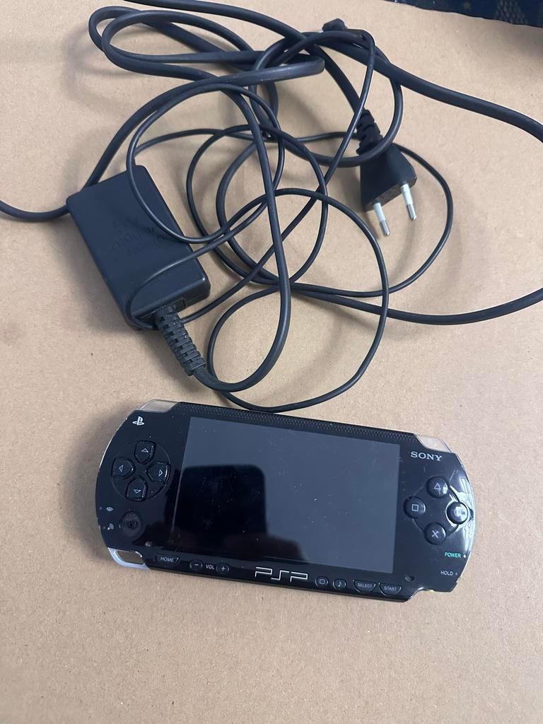 Sony PSP 1004 Zwart met oplader (mist pookje), Spelcomputers en Games, Ophalen of Verzenden, Gebruikt, Zwart, PSP 3000