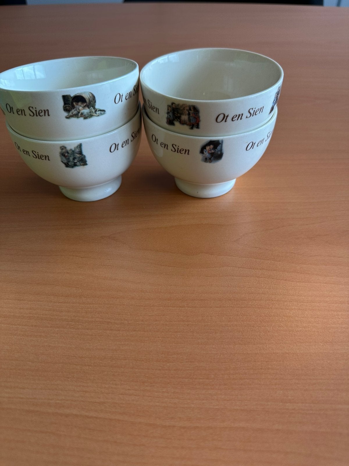 Schaaltjes Ot en Sien, Huis en Inrichting, Keuken | Servies, Ophalen of Verzenden, Zo goed als nieuw, Overige stijlen, Schaal of Schalen
