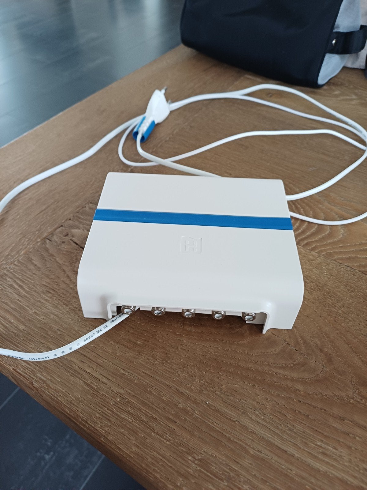 Coaxiale kabel splitter met stroomkabel, Ophalen, Gebruikt, Minder dan 2 meter, Coaxiale kabel