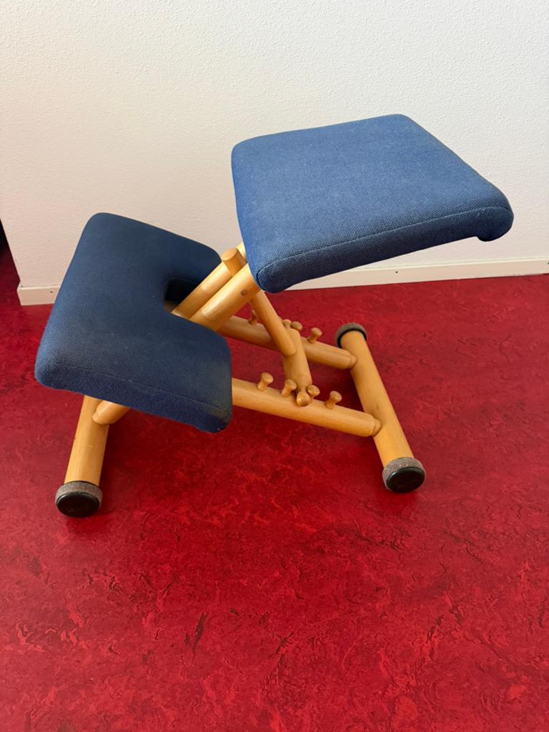 Stokke Variér ( bureau) kruk in blauwe wol, Huis en Inrichting, Gebruikt, Blauw, Ophalen of Verzenden, Bureaukruk