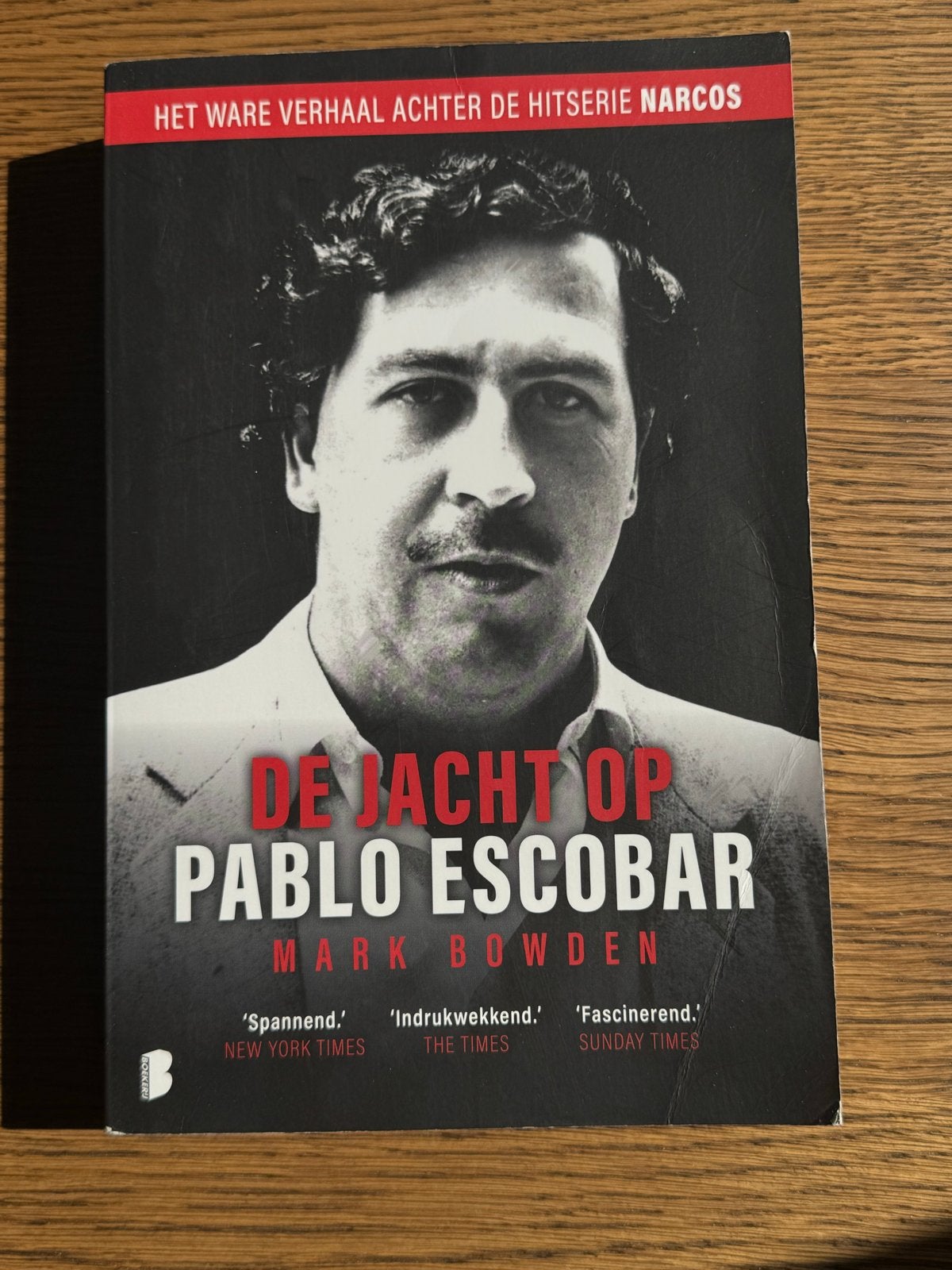 De Jacht op Pablo Escobar - Mark Bowden (Boek), Ophalen of Verzenden, Gelezen