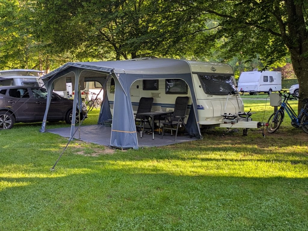 Hobby Easy De Luxe 450UF met nieuwe mover en fietsrek (2026), Schokbreker, Rondzit, Hobby, Dwarsbed