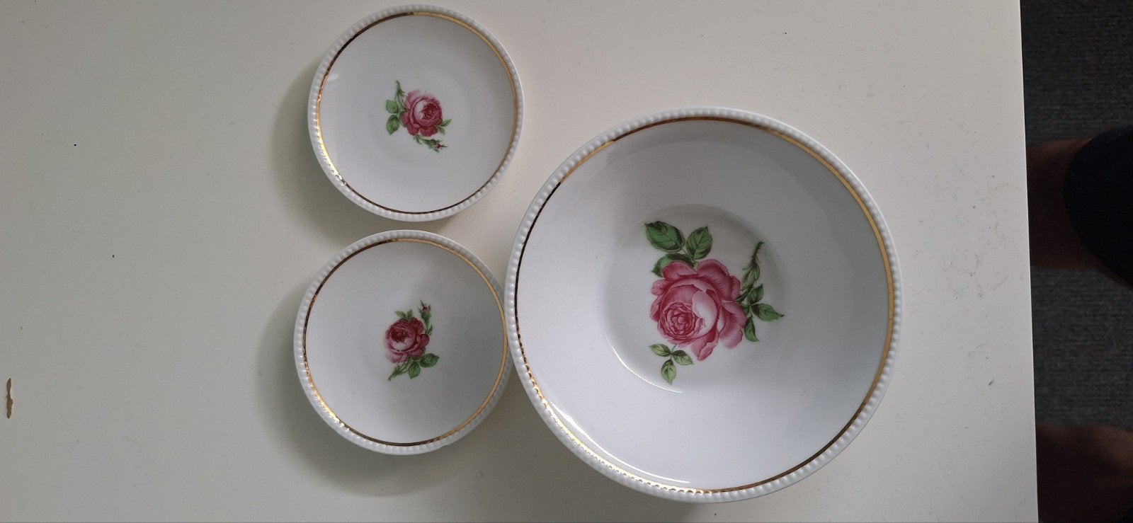 Serveerschaaltje met 2 kleine schaaltjes, Antiek en Kunst, Antiek | Servies los, Ophalen of Verzenden