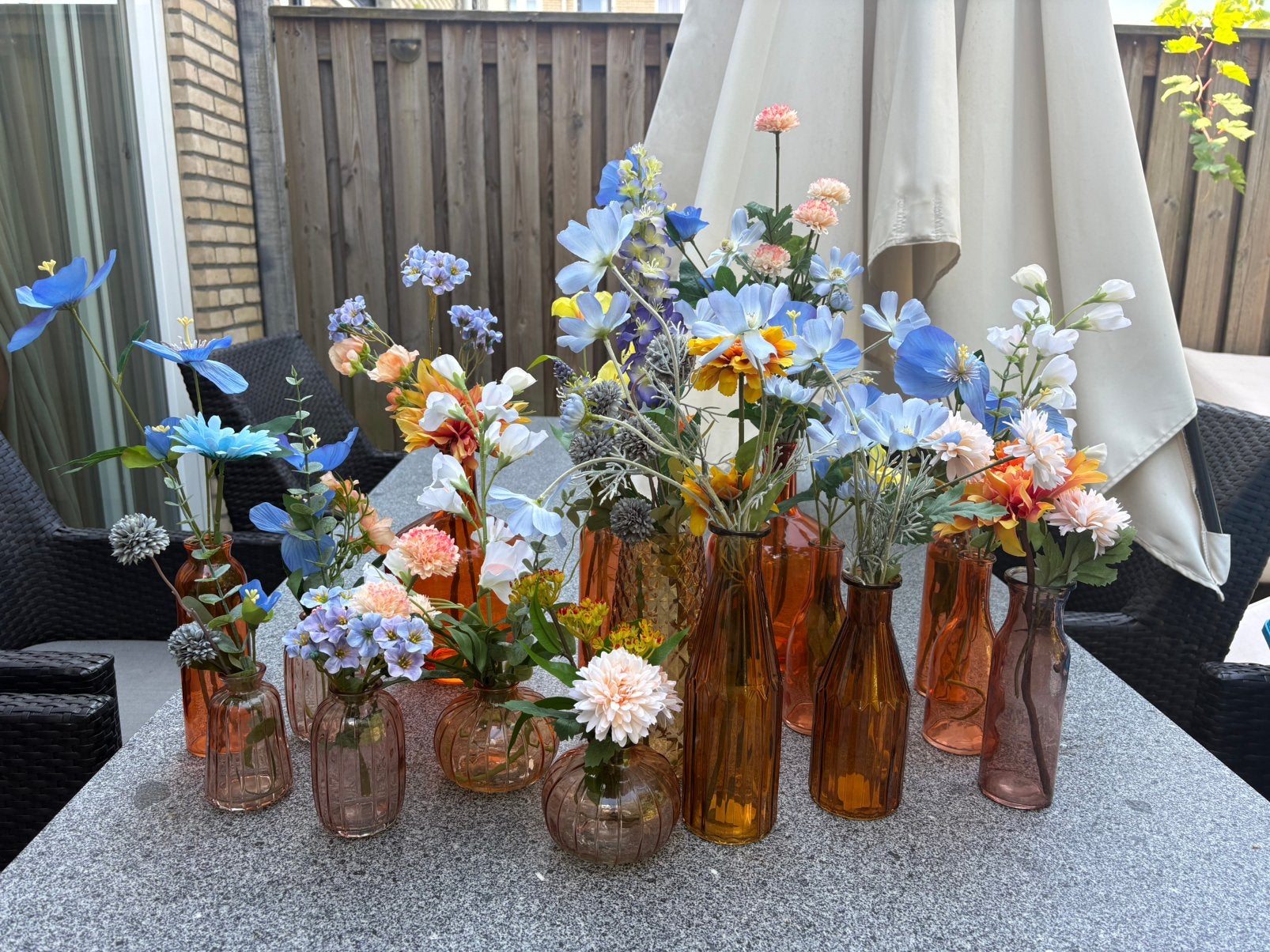 Terracotta/oranje vaasjes met kunstbloemen, Ophalen, Zo goed als nieuw