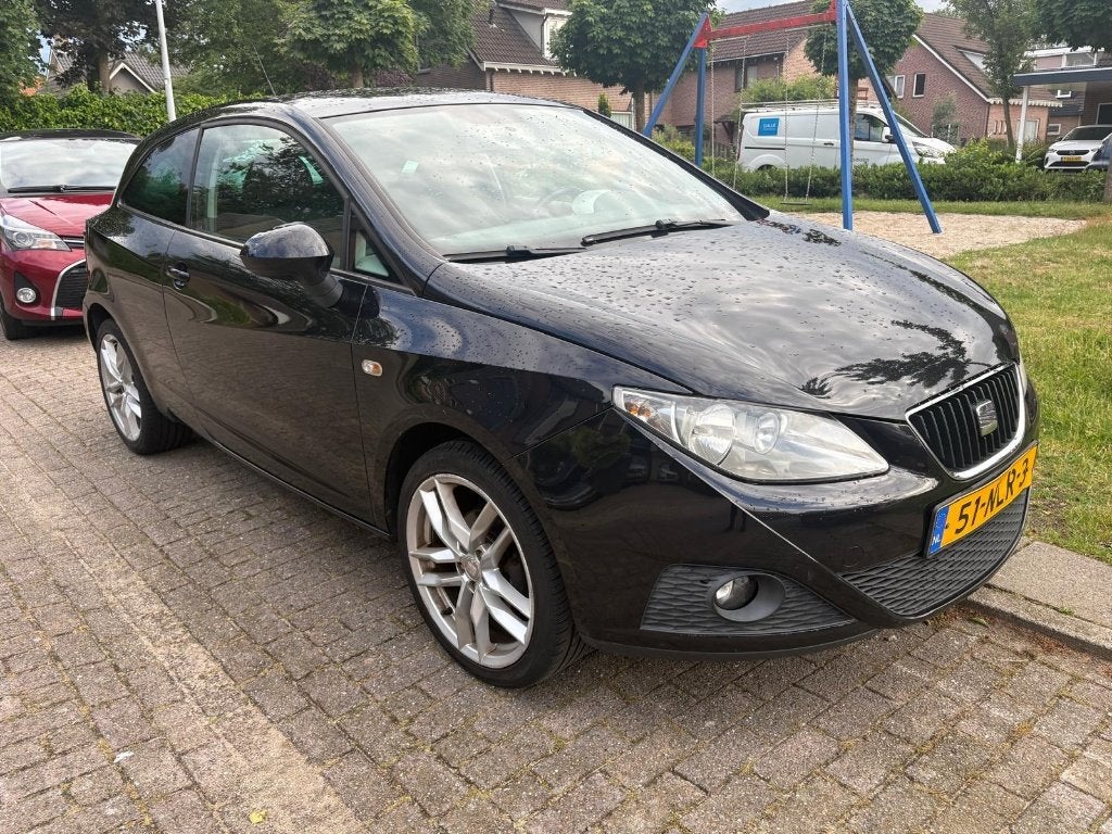 Seat Ibiza 1.4 63KW 2010 Zwart, Auto's, Voorwielaandrijving, Stof, 40 €/maand, 4 cilinders