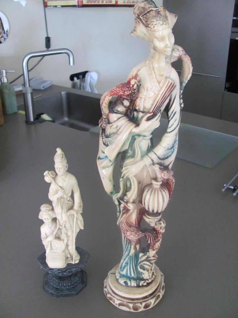 Japan of China - twee figuren van hars of ivorine,, Ophalen of Verzenden