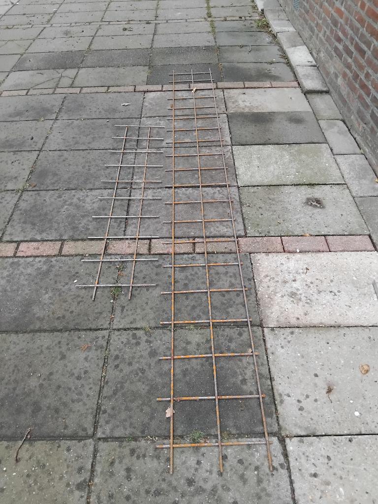 Te koop 2 stukken betonijzer, Ophalen, Nieuw, IJzer