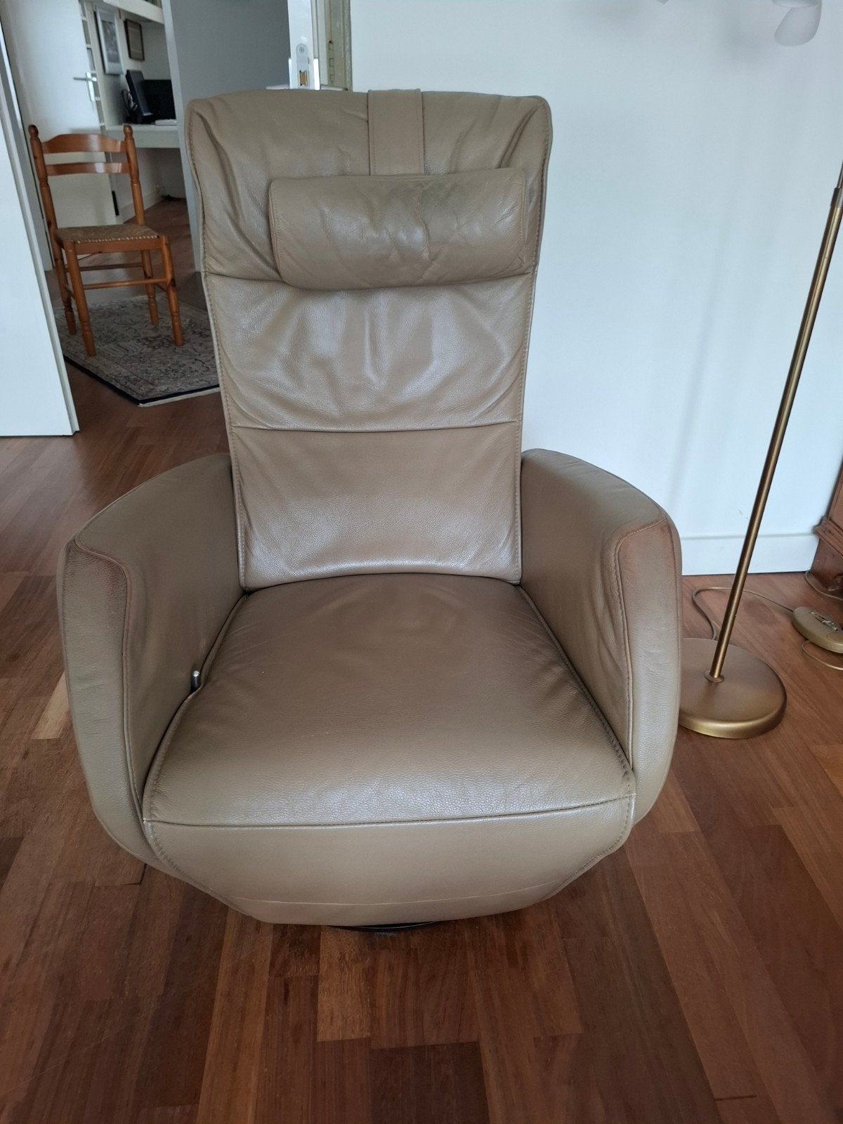 Relaxfauteuil leer taupe met houten voet, Ophalen, Gebruikt, Hout