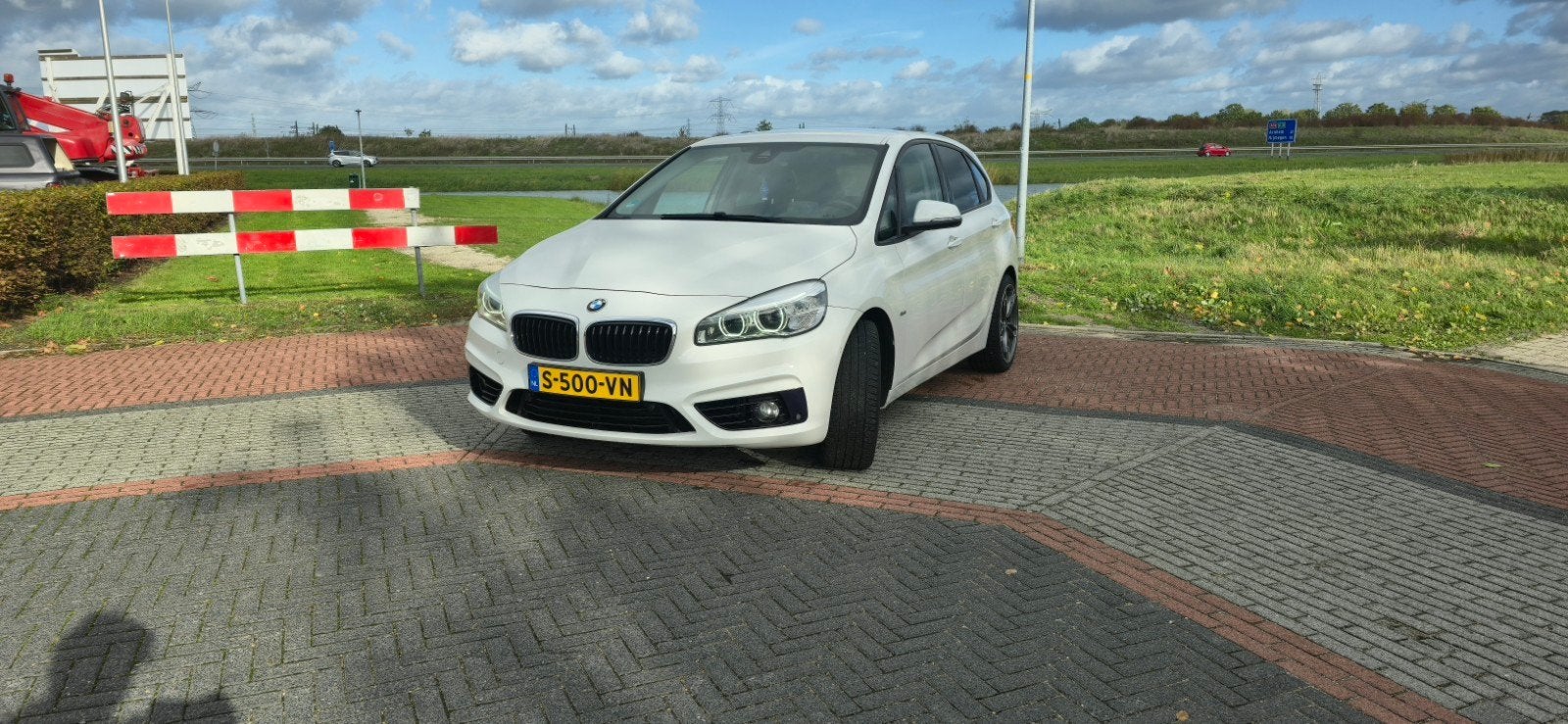 BMW 2-Serie Active Tourer 220i 192pk Aut 2016 Wit, Auto's, 1998 cc, 730 kg, Wit, 75 €/maand