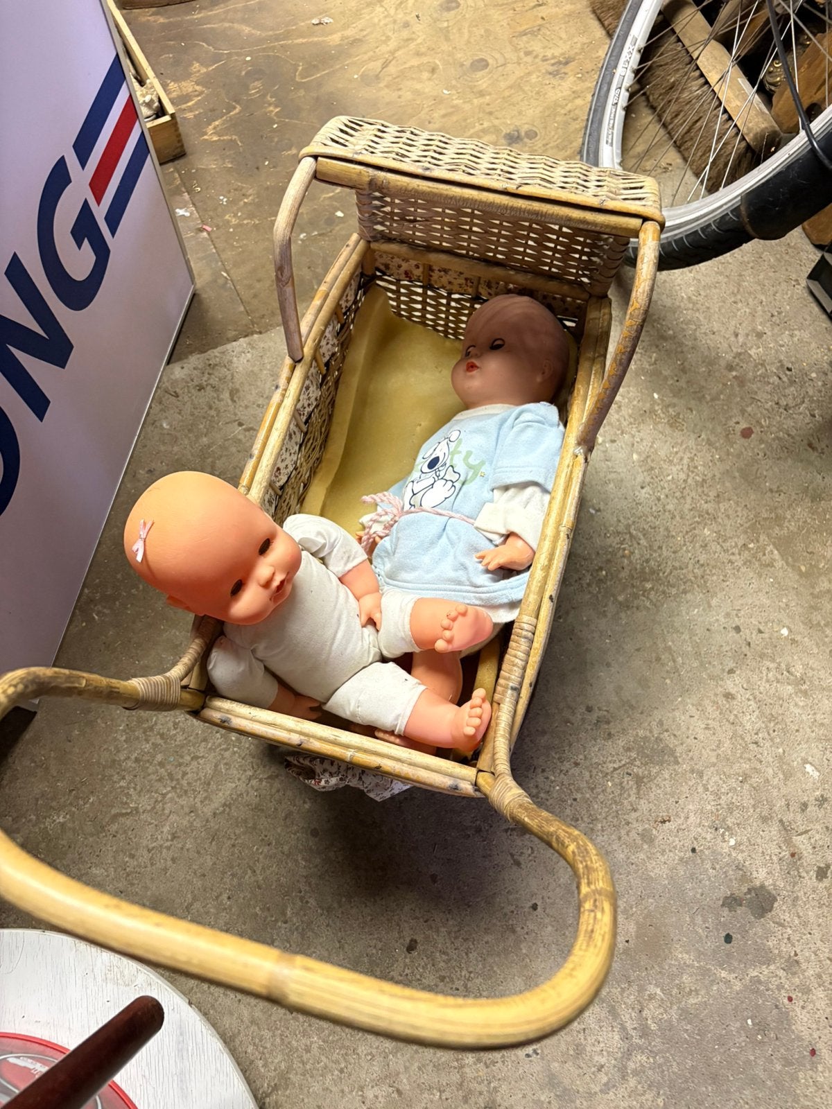 Rieten poppenwagen met 2 poppen, Ophalen, Zo goed als nieuw, Babypop