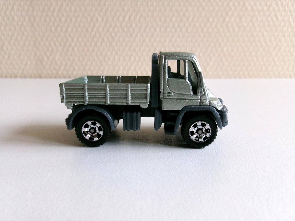 Mercedes-Benz Unimog U300 donkergrijs 1:84 Matchbox geen ovp, Ophalen of Verzenden, Gebruikt, Bus of Vrachtwagen