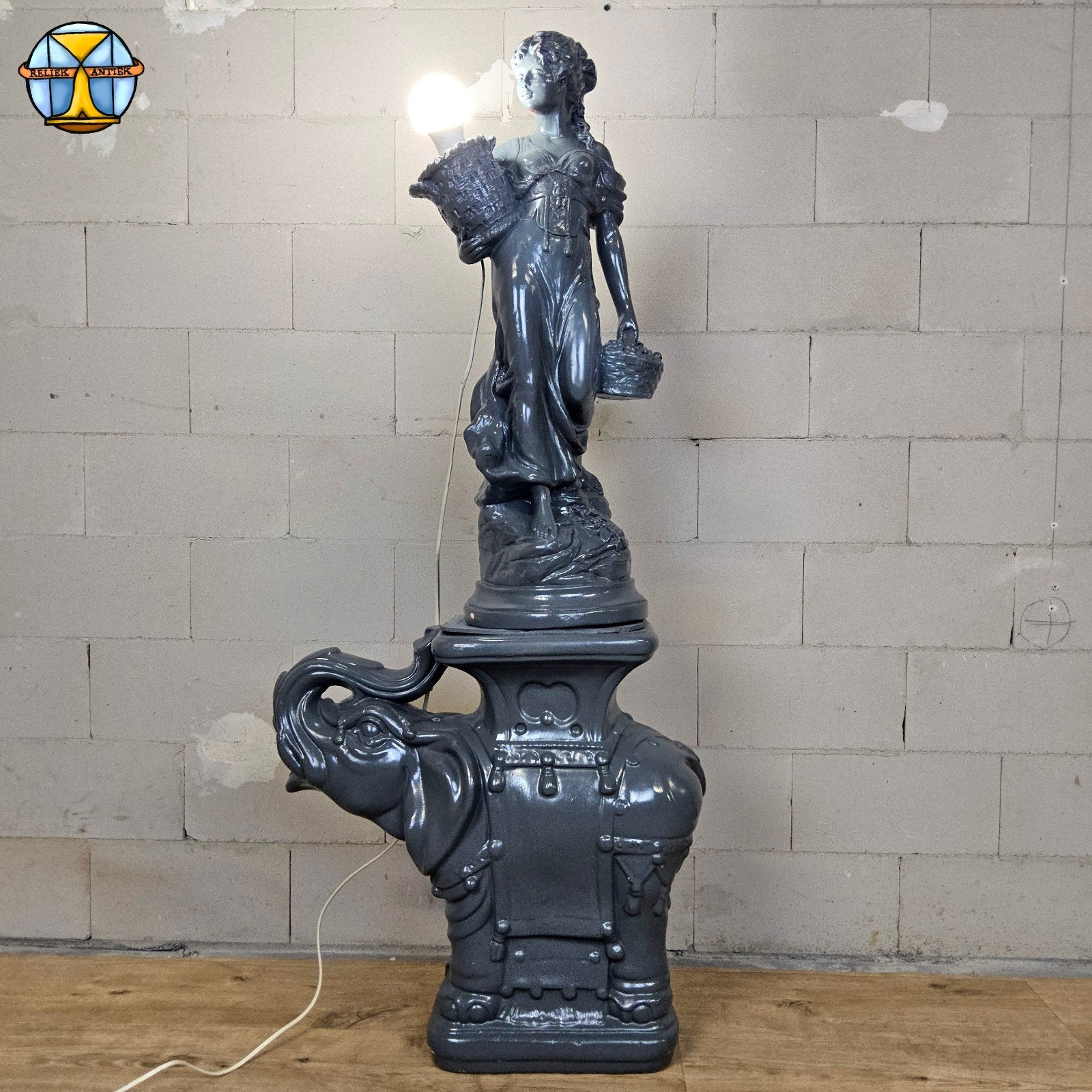 Vintage sculptuur lamp vrouw op olifant / foute vloerlamp, Huis en Inrichting, Kunststof, Gebruikt, Romantisch  / vintage, .