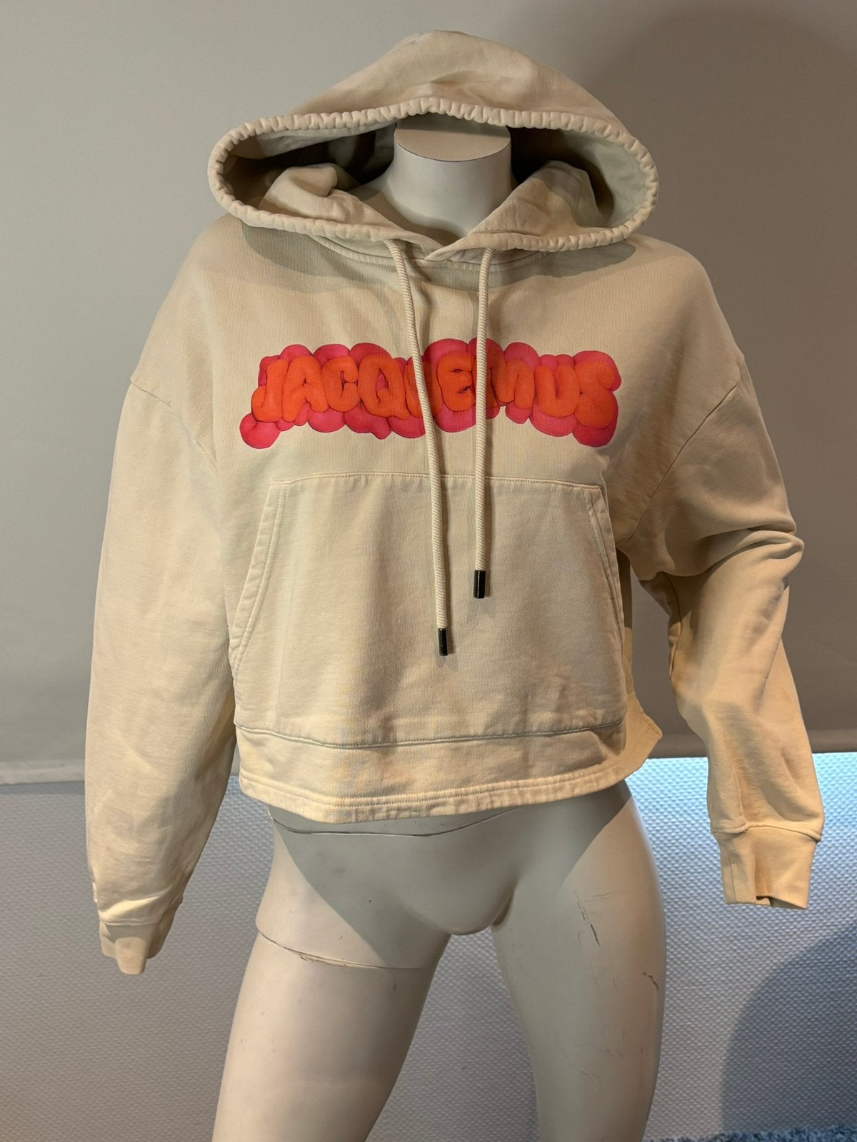 Jacquemus hoodie met aparte logo letters maat s, Kleding | Dames, ., Beige, Ophalen of Verzenden, Zo goed als nieuw