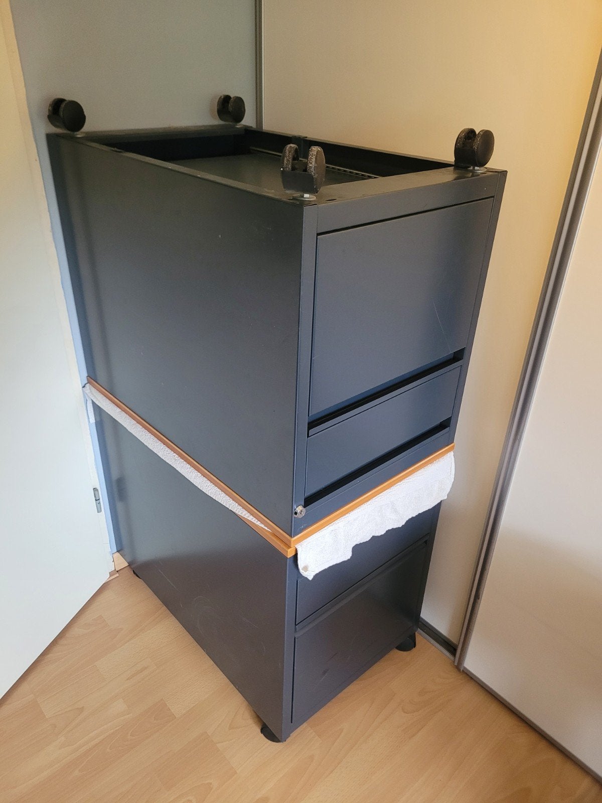 2 Stalen onderkasten ladekasten met wieltjes, Huis en Inrichting, Kasten | Ladekasten, Minder dan 50 cm, Gebruikt, 1 of 2 laden
