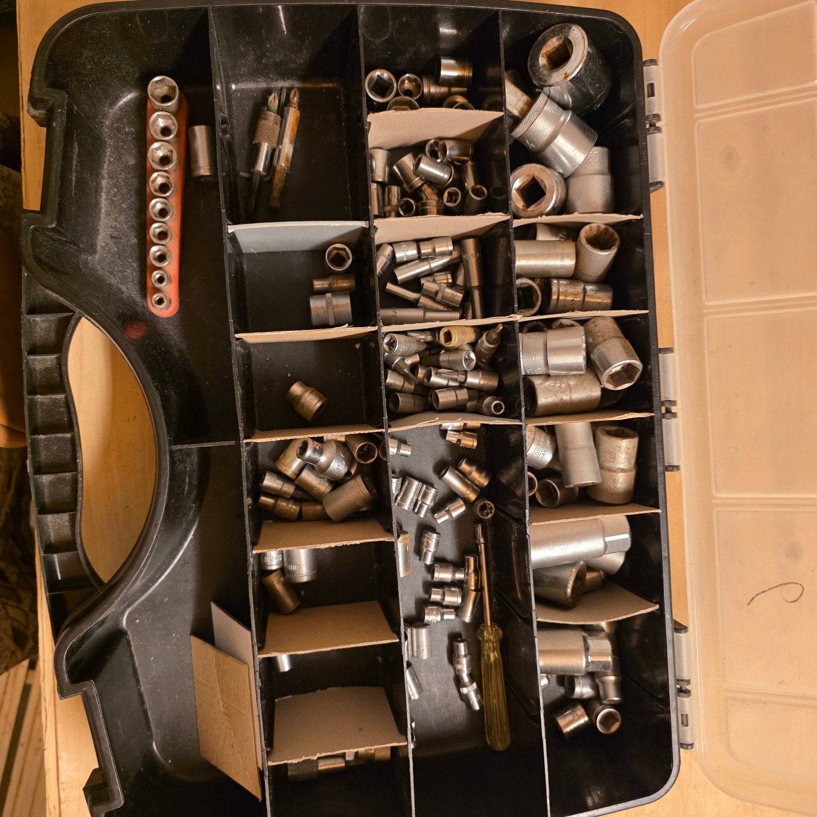 Gereedschapskist met diverse doppen en bits